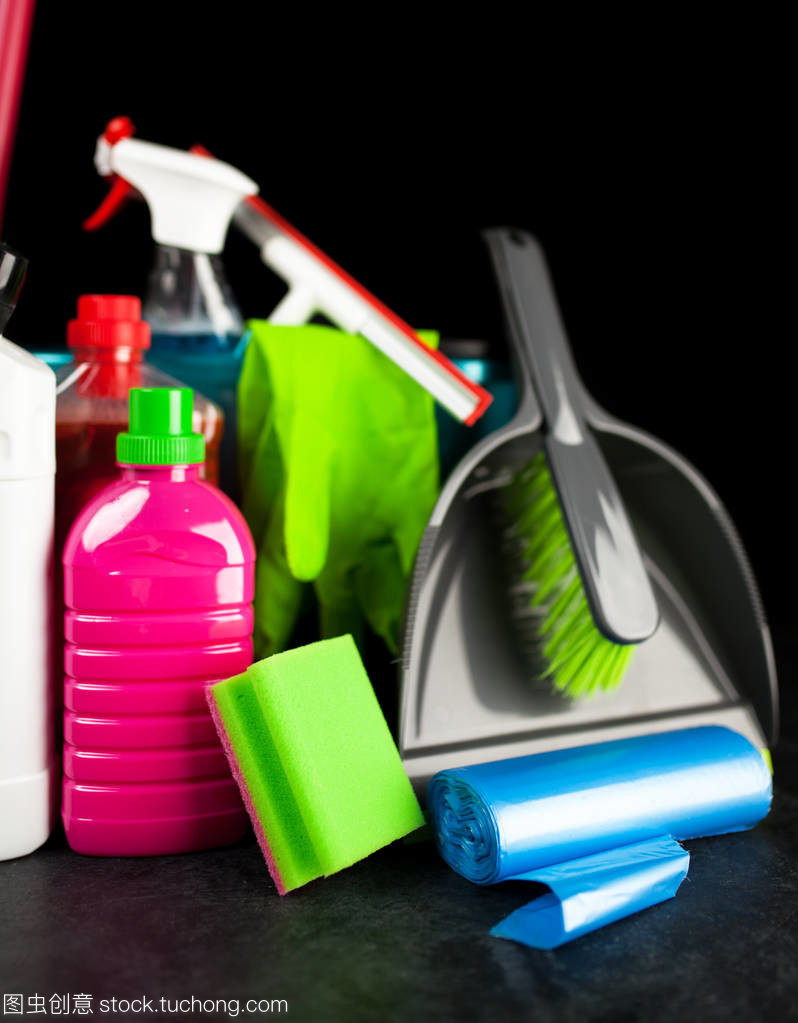暗夜守護者 黑色背景下的清潔用品美學與功能性探析